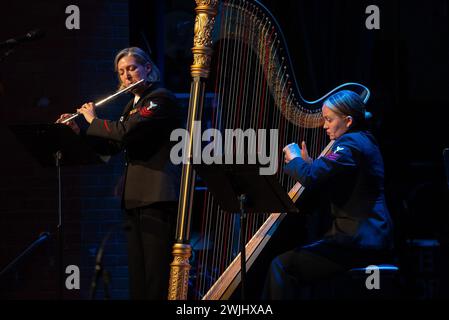 Houston, Texas, États-Unis. 2 février 2024. Les musiciens de 1re classe Ashleigh Leas, de San Antonio, au Texas, et la musicienne de 1re classe Madeline Jarzembak, de Philadelphie, en Pennsylvanie, interprètent un duo de flûte et de harpe pour les étudiants de la Meyerland Performing and Visual Arts Middle School. (Crédit image : © U.S. Navy/ZUMA Press Wire) USAGE ÉDITORIAL SEULEMENT! Non destiné à UN USAGE commercial ! Banque D'Images