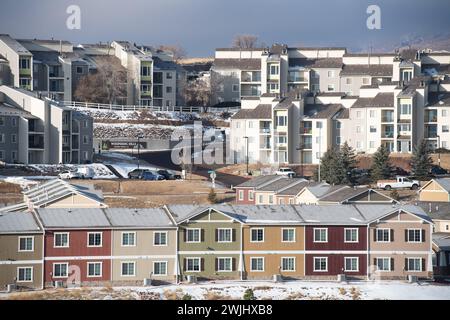 Appartements multifamiliaux, maisons en rangée et immeubles en copropriété dans le développement Briargate dans le nord de Colorado Springs, Colorado Banque D'Images