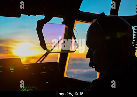 Base aérienne d'Aviano, Italie. 26 janvier 2024. Col. Kristopher Putnam, pilote évaluateur du 102e escadron de sauvetage, vérifie le panneau de commande d'un HC-130J Super Hercules alors qu'il vole de la base aérienne de Ã„mari, Estonie, à la base aérienne d'Aviano, Italie, en janvier. 26, 2024. Les États-Unis ont établi des relations diplomatiques avec l'Estonie en 1922 à la suite de sa déclaration d'indépendance pendant la première Guerre mondiale (Crédit image : © U.S. Air Force/ZUMA Press Wire) USAGE ÉDITORIAL SEULEMENT! Non destiné à UN USAGE commercial ! Banque D'Images