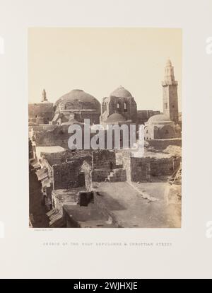 Photo vintage de l'église du Saint-Sépulcre et de la rue chrétienne. Vue de l'église du Saint-Sépulcre depuis un toit le long de Christian Quarter Road. Les auvents de magasin bordent la rue au premier plan sur le côté gauche de l'image. Par John Cramb 1860, Banque D'Images