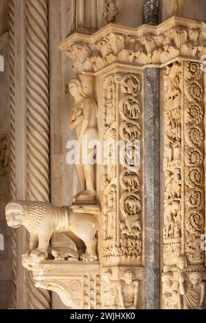 Sculptures complexes sculptées à la main à l'entrée principale de la Cathédrale catholique romaine de remplisseur Lawrence (XIIIe siècle) à Trogir, Croatie Banque D'Images