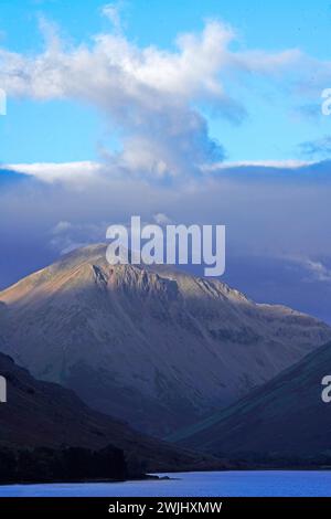 Wastwater de scafell haute résolution photos et images - Alamy vue depuis le lac Wastwater Scafell Pike la plus haute montagne d'Angleterre. Banque D'Images