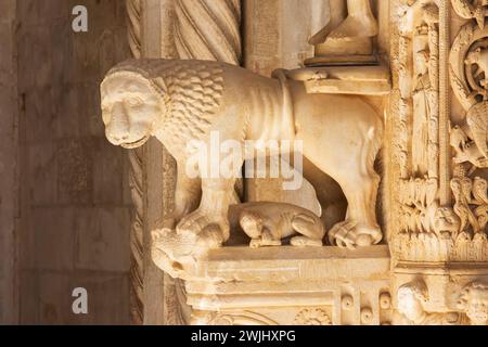 Sculptures complexes sculptées à la main à l'entrée principale de la Cathédrale catholique romaine de remplisseur Lawrence (XIIIe siècle) à Trogir, Croatie Banque D'Images