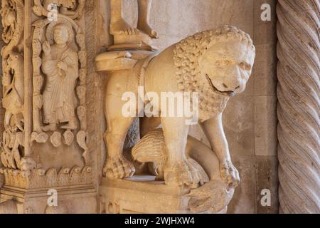 Sculptures complexes sculptées à la main à l'entrée principale de la Cathédrale catholique romaine de remplisseur Lawrence (XIIIe siècle) à Trogir, Croatie Banque D'Images