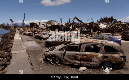 Maui, États-Unis. 18 août 2023. Des véhicules carbonisés bordent le front de mer après que des feux de forêt ont balayé le village historique en incinérant tout sur le chemin, le 18 août 2023 à Lahaina, Maui, Hawaï. Les incendies qui ont balayé le 8 août ont détruit 80% de la ville et tué 100 personnes. Crédit : Glenn Fawcett/CBP photos/Alamy Live News Banque D'Images