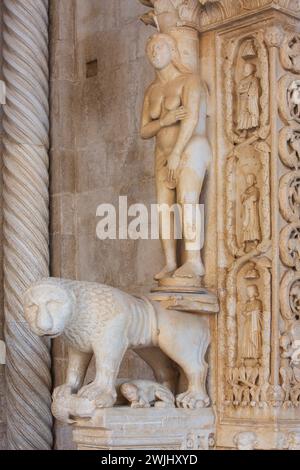 Sculptures complexes sculptées à la main à l'entrée principale de la Cathédrale catholique romaine de remplisseur Lawrence (XIIIe siècle) à Trogir, Croatie Banque D'Images