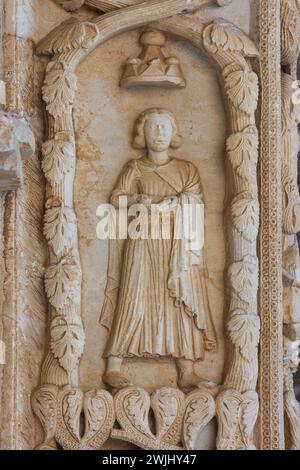 Sculptures complexes sculptées à la main à l'entrée principale de la Cathédrale catholique romaine de remplisseur Lawrence (XIIIe siècle) à Trogir, Croatie Banque D'Images