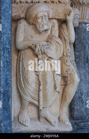 Sculptures complexes sculptées à la main à l'entrée principale de la Cathédrale catholique romaine de remplisseur Lawrence (XIIIe siècle) à Trogir, Croatie Banque D'Images