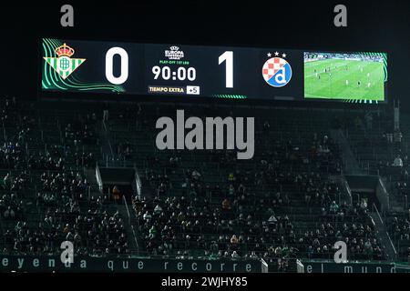 Séville, Espagne. 15 février 2024. Le tableau de bord avec le score final lors de la manche 2023/24 de l'UEFA Europa Conference League du 16e match aller entre le Real Betis et le GNK Dinamo à l'Estadio Benito Villamarin le 15 février 2024 à Séville, Espagne. Photo : Marko Lukunic/PIXSELL crédit : Pixsell/Alamy Live News Banque D'Images