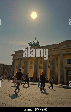 Journée ensoleillée devant la porte de Brandebourg, Berlin, Allemagne Banque D'Images