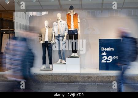 Munich, Allemagne. 15 février 2024. C&A. Les gens, y compris certains touristes, vont faire du shopping ou se promener dans la zone piétonne de Munich, en Allemagne, le 15 février 2024. (Photo de Alexander Pohl/Sipa USA) crédit : Sipa USA/Alamy Live News Banque D'Images