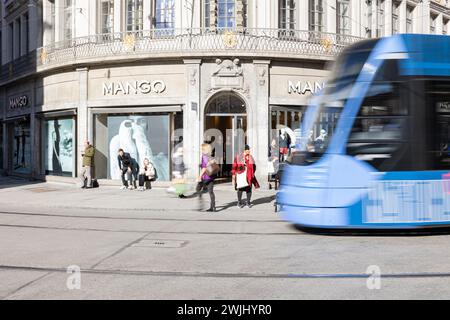 Munich, Allemagne. 15 février 2024. Magasin de mode Mango. Les gens, y compris certains touristes, vont faire du shopping ou se promener dans la zone piétonne de Munich, en Allemagne, le 15 février 2024. (Photo de Alexander Pohl/Sipa USA) crédit : Sipa USA/Alamy Live News Banque D'Images