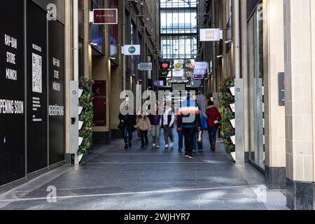 Munich, Allemagne. 15 février 2024. Kaufingertor. Les gens, y compris certains touristes, vont faire du shopping ou se promener dans la zone piétonne de Munich, en Allemagne, le 15 février 2024. (Photo de Alexander Pohl/Sipa USA) crédit : Sipa USA/Alamy Live News Banque D'Images