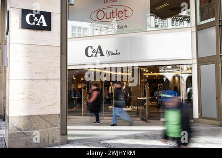 Munich, Allemagne. 15 février 2024. C&A. Les gens, y compris certains touristes, vont faire du shopping ou se promener dans la zone piétonne de Munich, en Allemagne, le 15 février 2024. (Photo de Alexander Pohl/Sipa USA) crédit : Sipa USA/Alamy Live News Banque D'Images