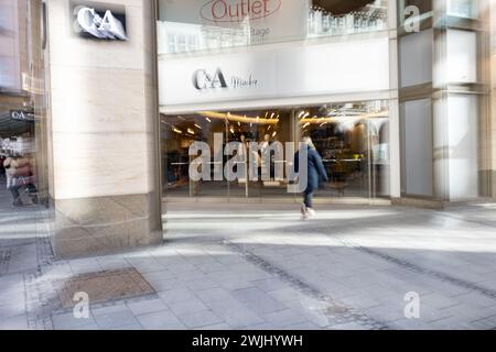 Munich, Allemagne. 15 février 2024. C&A. Les gens, y compris certains touristes, vont faire du shopping ou se promener dans la zone piétonne de Munich, en Allemagne, le 15 février 2024. (Photo de Alexander Pohl/Sipa USA) crédit : Sipa USA/Alamy Live News Banque D'Images