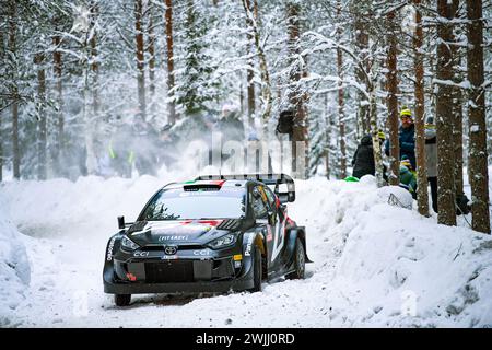 Umea, Suède. 15 février 2024. Pilotez Lorenzo Bertelli et Simone Scattolinin du Team Toyota Gazoo Racing WRT vus en action lors du Championnat du monde des Rallye FIA WRC Rally. Crédit : SOPA images Limited/Alamy Live News Banque D'Images