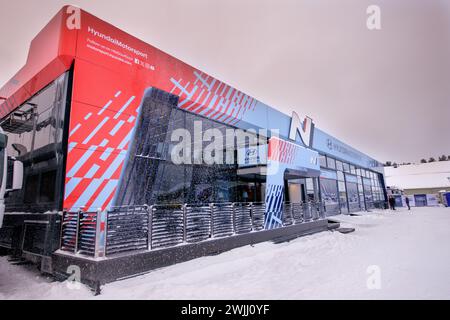 Umea, Suède. 15 février 2024. Vue générale du Hyundaii20 N Rally1 HybridIn Umea Service Park, pendant le Championnat du monde des Rallye FIA WRC Rally. Crédit : SOPA images Limited/Alamy Live News Banque D'Images