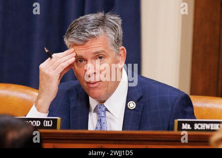 Le représentant des États-Unis Darin LaHood (républicain de l'Illinois) écoute Daniel Werfel, commissaire de l'Internal Revenue Service, témoigner lors d'une audience du Comité des voies et moyens de la Chambre, dans le Longworth House Office Building, à Washington DC, le jeudi 15 février 2024. Crédit : Aaron Schwartz/CNP Banque D'Images