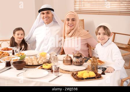 Famille musulmane dînant à la maison. Célébration du Ramadan Banque D'Images