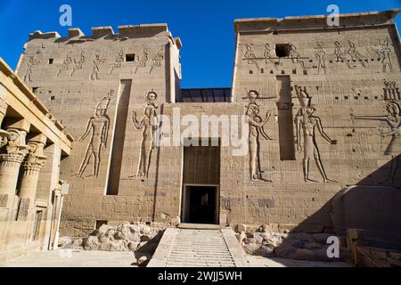 Le beau temple de Philae et les bâtiments gréco-romains vus du Nil, un temple dédié à Isis, déesse de l'amour. Assouan. Égyptien Banque D'Images