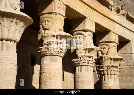 Le beau temple de Philae et les bâtiments gréco-romains vus du Nil, un temple dédié à Isis, déesse de l'amour. Assouan. Égyptien Banque D'Images