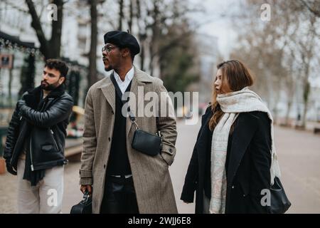 Un groupe multiethnique de professionnels des affaires engagés dans une discussion animée tout en marchant ensemble dans un cadre de parc urbain. Banque D'Images