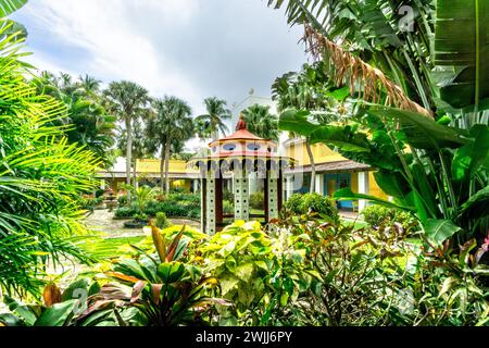 Fort Lauderdale, FL - US - 7 février 2024 vue paysagère de la cour et de la volière à la maison Bonnet, une maison historique musée debout au milieu d'un luxuriant trop Banque D'Images