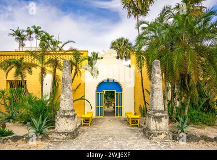 Fort Lauderdale, FL - US - 7 février 2024 vue paysagère de la maison Bonnet, une maison historique musée debout au milieu d'un paradis tropical luxuriant, orné de Banque D'Images