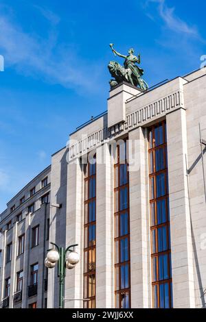 Prague, Bohême – CZ – 3 juin 2023 le fonctionnalisme a appelé siège de la Banque nationale tchèque (Česká národní banka) la banque centrale et financ Banque D'Images