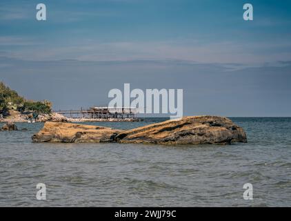 Grands rochers devant le Trabocco de Punta Cavalluccio. Fossacesia Marina, San Vito Chietino, Abruzzes, Italie Banque D'Images