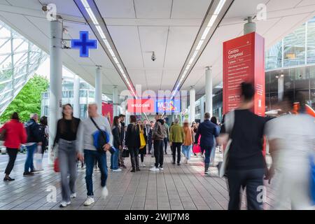 MILAN, ITALIE - 18 AVRIL 2023 : 61st Salone del Mobile pendant la semaine de conception. Le Salone est l'événement le plus important et le plus important au monde à Rho Fiera. Banque D'Images