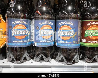 Photo de bouteilles de Kvas à vendre à Riga, lettonie. Le kvass est une boisson fermentée traditionnelle slave et balte communément faite à partir de pain de seigle, connu i Banque D'Images