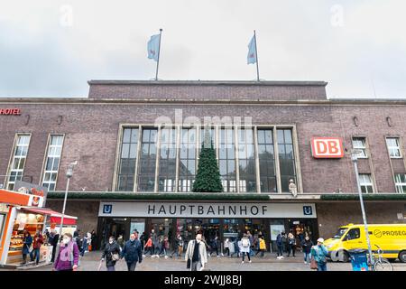 Photo de la façade principale de la gare de Düsseldorf Hbf à Düsseldorf, Allemagne. Düsseldorf Hauptbahnhof est la gare principale de Düsseldorf Banque D'Images