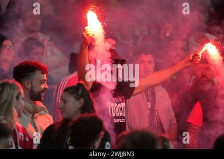 Lisbonne, Portugal. 10 février 2024. Estadio do Sport Lisboa e BENFICA LISBONNE, PORTUGAL - 15 FÉVRIER : les fans de Benfica avec des fusées éclairantes lors de la manche 2023/24 de l'UEFA Europa League entre SL Benfica et Toulouse FC à l'Estadio do Sport Lisboa e Benfica le 15 février 2024 à Lisbonne, Portugal. (Photo de Pedro Loureiro/SPP) (photo de presse sportive/SPP) crédit : photo de presse sportive SPP. /Alamy Live News Banque D'Images