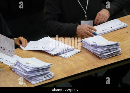 Les votes sont comptés pour l'élection partielle de Wellingborough au Kettering Leisure Village, Northamptonshire. Banque D'Images