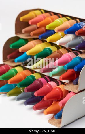 paquets de crayons pastel à l'huile multicolores, gros plan de crayons de cire empilés isolés sur fond blanc, mise au point sélective Banque D'Images