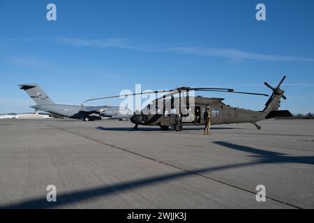Un C-17 Globemaster III est assis sur la ligne de vol à côté d'un UH-60M Black Hawk à Stewart Air National Guard base, New York, le 7 février 2024. Le NYNG a accueilli une délégation de défense suédoise dans différentes parties de New York pour leur présenter les nombreuses capacités de la Garde nationale et approfondir les liens bilatéraux entre la Garde nationale et la Suède. (Photo de la Garde nationale aérienne américaine par l'aviateur principal Rebekah Wilson) Banque D'Images