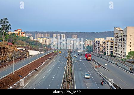 Trafic circulant sur l'autoroute avec beau fond de ciel bleu. Banque D'Images