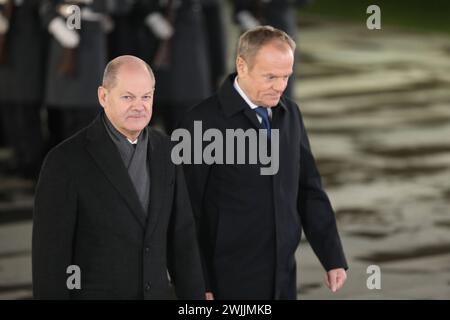 Berlin, Deutschland, 12.02.2024, Bundeskanzleramt : Empfang des polnischen Ministerpräsidenten durch den deutschen Bundeskanzler: OLAF Scholz und Donald Tusk beim Empfang mit militärischen Ehren *** Berlin, Allemagne, 12 02 2024 Chancellerie fédérale réception du premier ministre polonais par le chancelier allemand Olaf Scholz et Donald Tusk lors de la réception avec honneurs militaires Copyright : xdtsxNachrichtenagenturx dts 30561 Banque D'Images