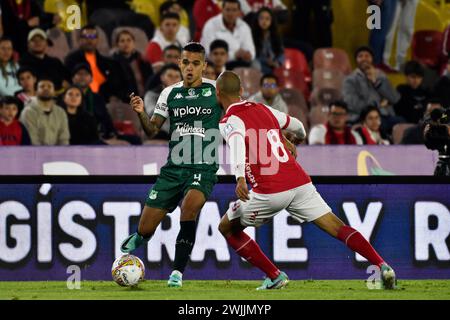 Bogota, Colombie. 13 février 2024. Jonathan Marulanda (G) de Deportivo Cali et Juan Pablo Zuluaga (d) de Santa Fe lors du match BetPlay Dimayor entre Santa Fe (1) et Deportivo Cali (0) à Bogota, Colombie le 13 février 2024. Photo par : Cristian Bayona/long Visual Press crédit : long Visual Press/Alamy Live News Banque D'Images