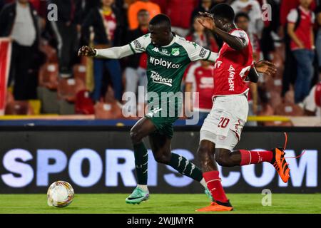 Bogota, Colombie. 13 février 2024. Jaider Moreno Sinisterra de Deportivo Cali (l) et Yilmar Velasquez de Santa Fe (d) lors du match BetPlay Dimayor entre Santa Fe (1) et Deportivo Cali (0) à Bogota, Colombie le 13 février 2024. Photo par : Cristian Bayona/long Visual Press crédit : long Visual Press/Alamy Live News Banque D'Images