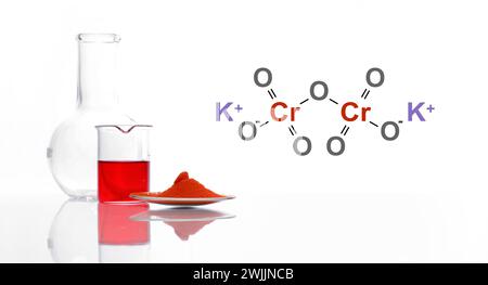 Bichromate de potassium dans le verre de la montre chimique placer à côté du liquide rouge dans le bécher et la fiole à fond plat. La structure d'un composé chimique est montrée o Banque D'Images