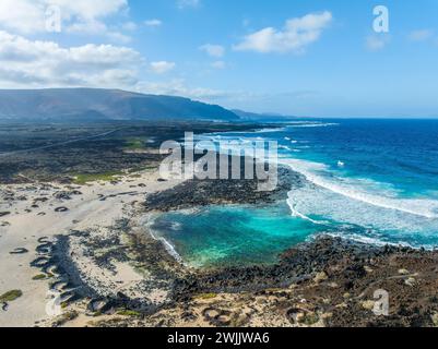 Paysage avec de l'eau turquoise de l'océan sur Caleta del Mojon Blanco à Lanzarote, îles Canaries, Espagne Banque D'Images