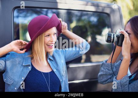 Appareil photo, photographie et amis sur le Road trip avec voyage, voyage et passe-temps créatif ou photoshoot de la pose de modèle. Jeunes, femmes ou Banque D'Images