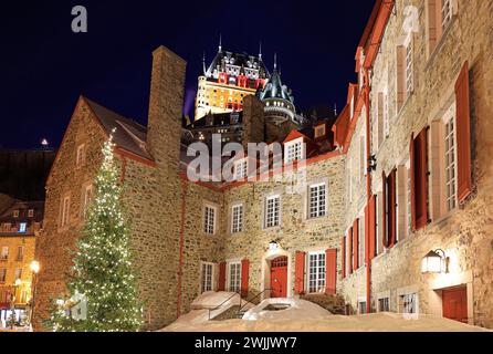 Maison Chevalier et Château Frontenac illuminé au crépuscule en hiver, ville de Québec Banque D'Images