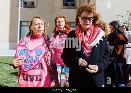 Washington, États-Unis. 15 février 2024. L’actrice et activiste Susan Sarandon se réunit avec des manifestants pro-palestiniens manifestant pour un cessez-le-feu dans la cour du Rayburn House Office Building à Washington DC, USA 1 le jeudi 15 février 2024. Photo Aaron Schwartz/CNP/ABACAPRESS.COM crédit : Abaca Press/Alamy Live News Banque D'Images