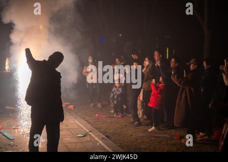 Les gens célèbrent la fête du printemps chinois avec des feux d'artifice à Ningbo, province du Zhejiang, Chine. 09-Feb-2024 Banque D'Images