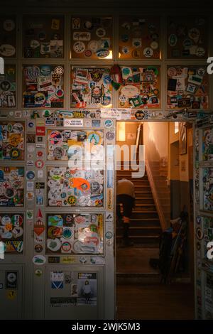 Un mur recouvert de stickers dans une maison en Italie Banque D'Images
