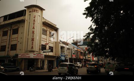 Dans le centre industriel de Medan, l'énergie vibrante de l'activité imprègne l'air, stimulant le progrès et façonnant le paysage dynamique de la ville Banque D'Images