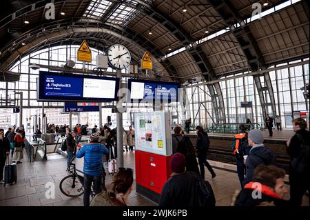 Berlin, Allemagne. 16 février 2024. Les gens attendent sur le quai de la gare Alexanderplatz. Les trains dans le centre-ville entre Alexanderplatz et Ostbahnhof sont interrompus depuis le matin, selon un porte-parole des chemins de fer. On dit que des objets gisent sur les rails. Crédit : Fabian Sommer/dpa/Alamy Live News Banque D'Images